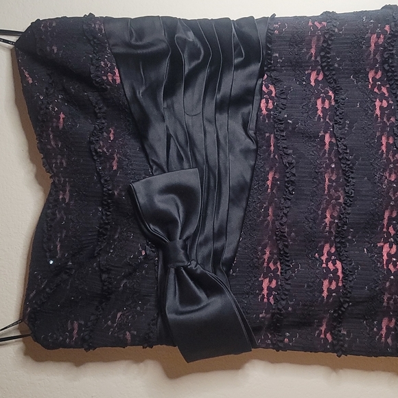 Gorgeous 60s styles strapless black and pink dress with lace and sequin detail - Picture 2 of 3